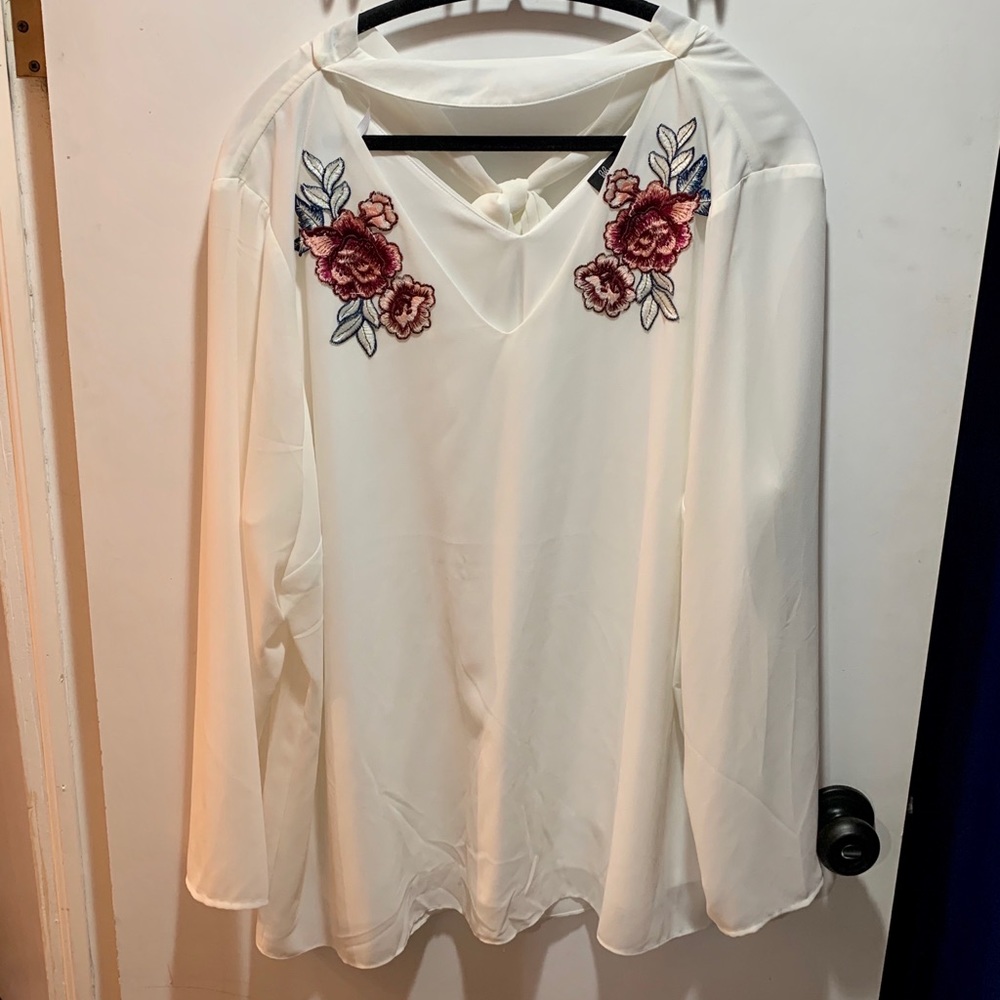White Long Sleeved Beautiful blouse from GT 🌹